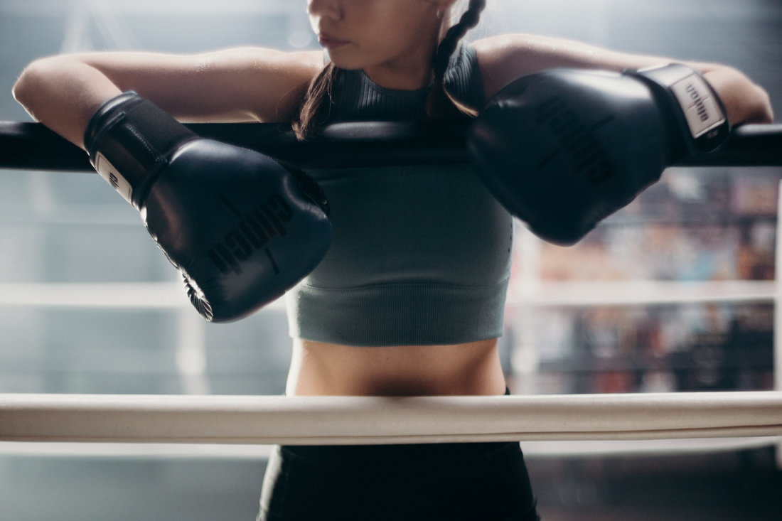 Frau mit schwarzen Boxhandschuhen